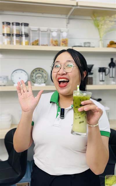 Nhân viên văn phòng uống matcha latte